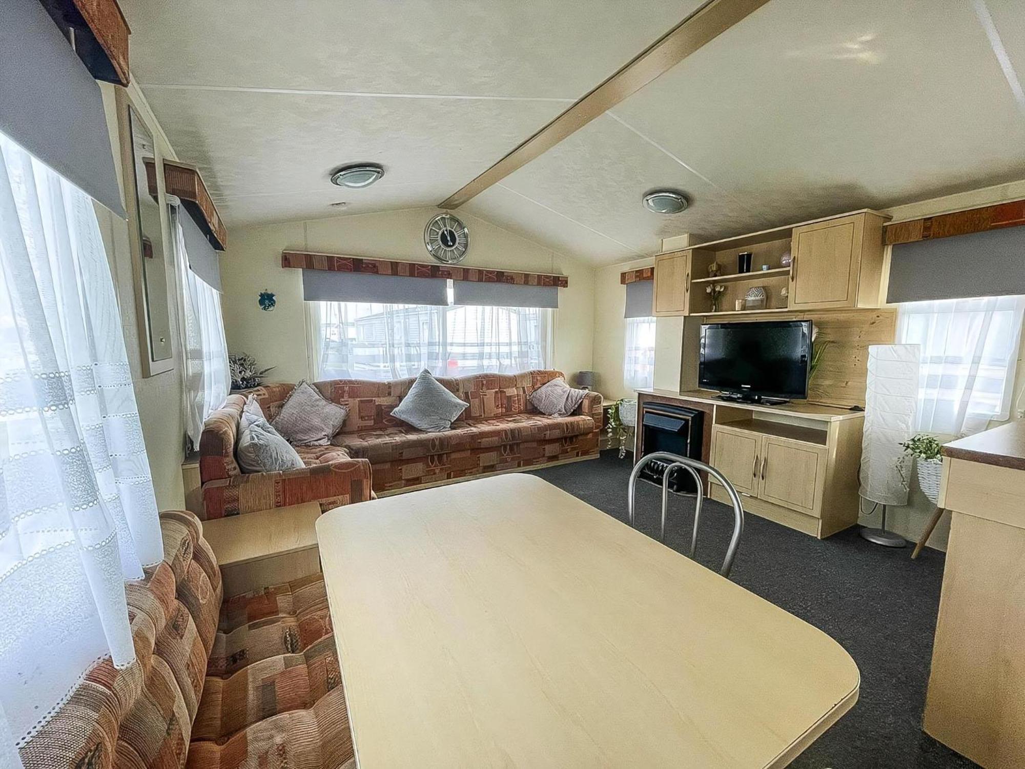 Caravan For Hire At St Osyth Beach Holiday Park In Essex Ref 28107Y Clacton-on-Sea Exterior photo
