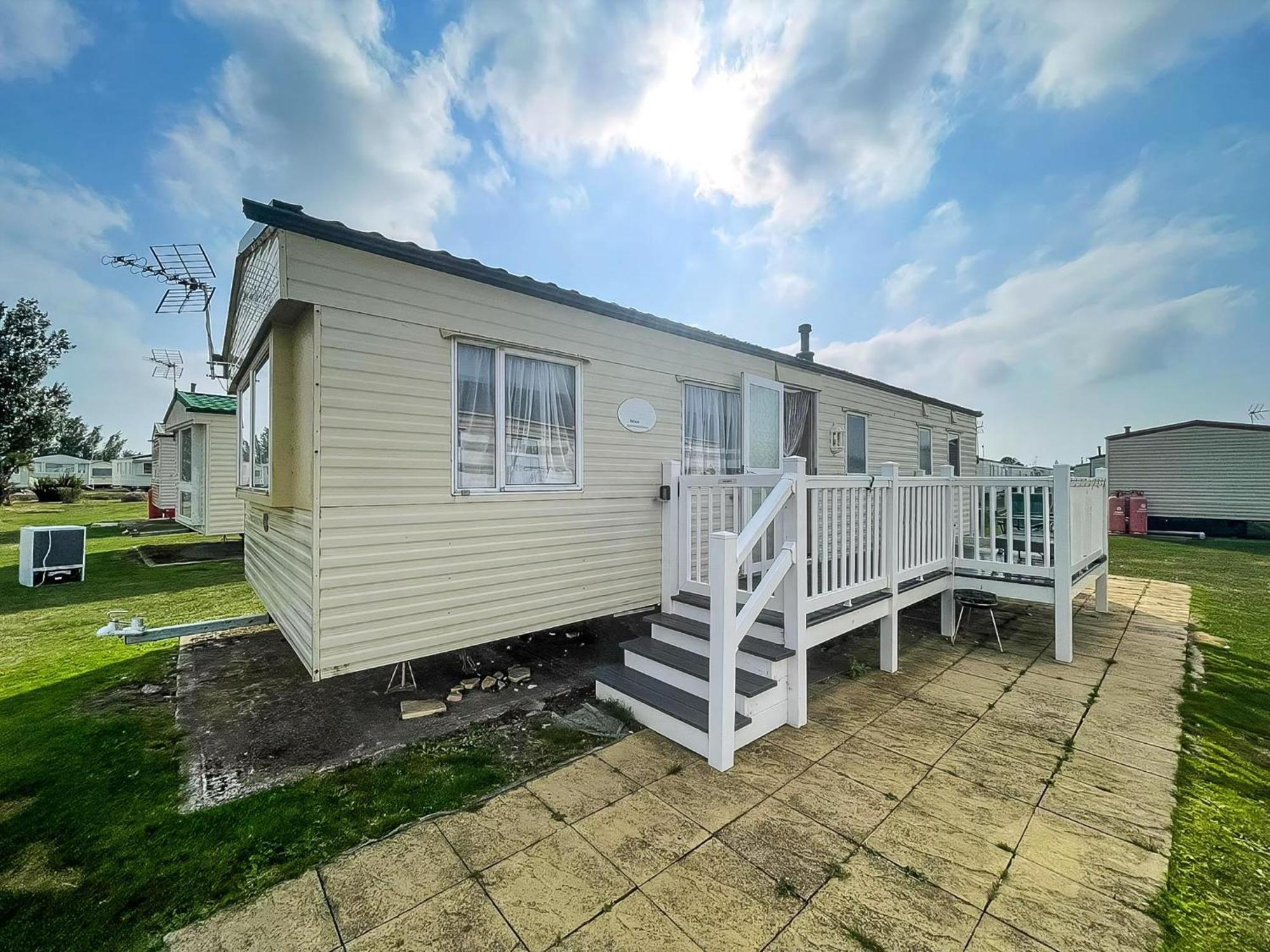 Caravan For Hire At St Osyth Beach Holiday Park In Essex Ref 28107Y Clacton-on-Sea Exterior photo
