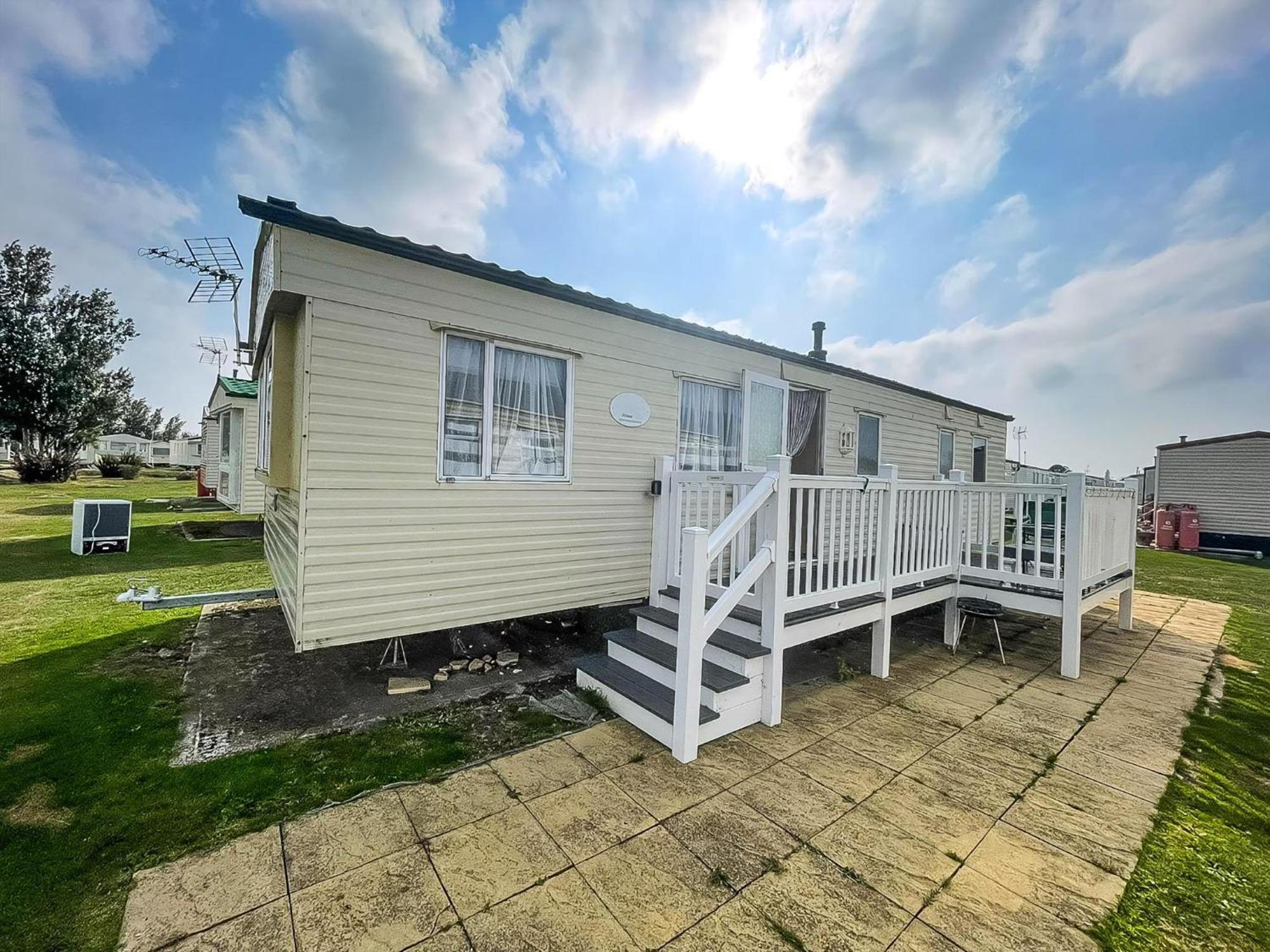 Caravan For Hire At St Osyth Beach Holiday Park In Essex Ref 28107Y Clacton-on-Sea Exterior photo