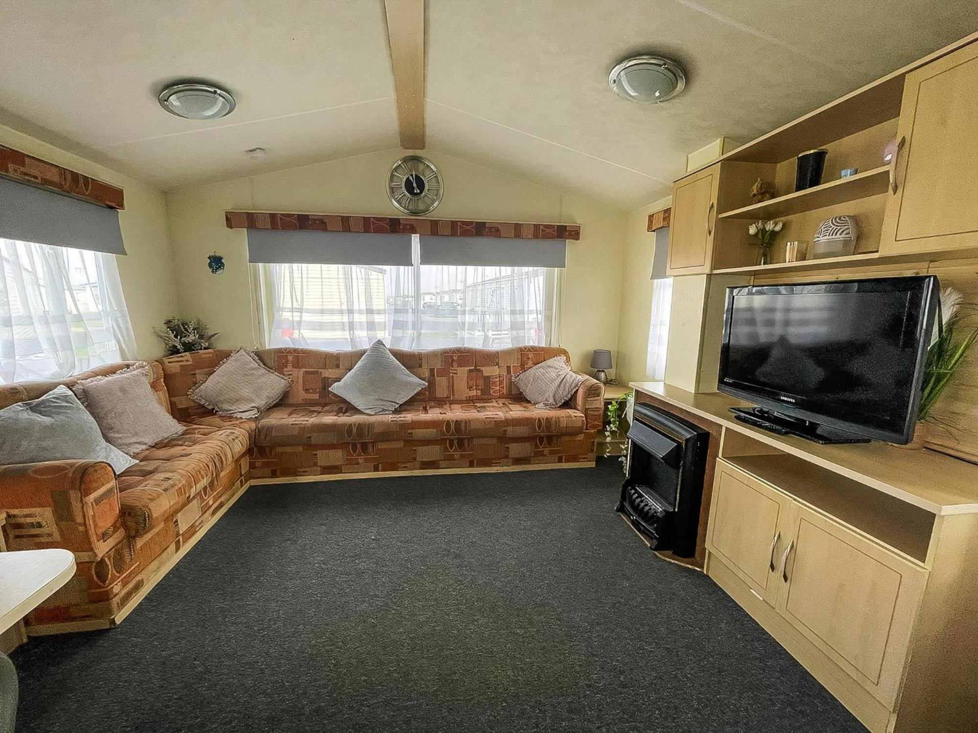Caravan For Hire At St Osyth Beach Holiday Park In Essex Ref 28107Y Clacton-on-Sea Exterior photo