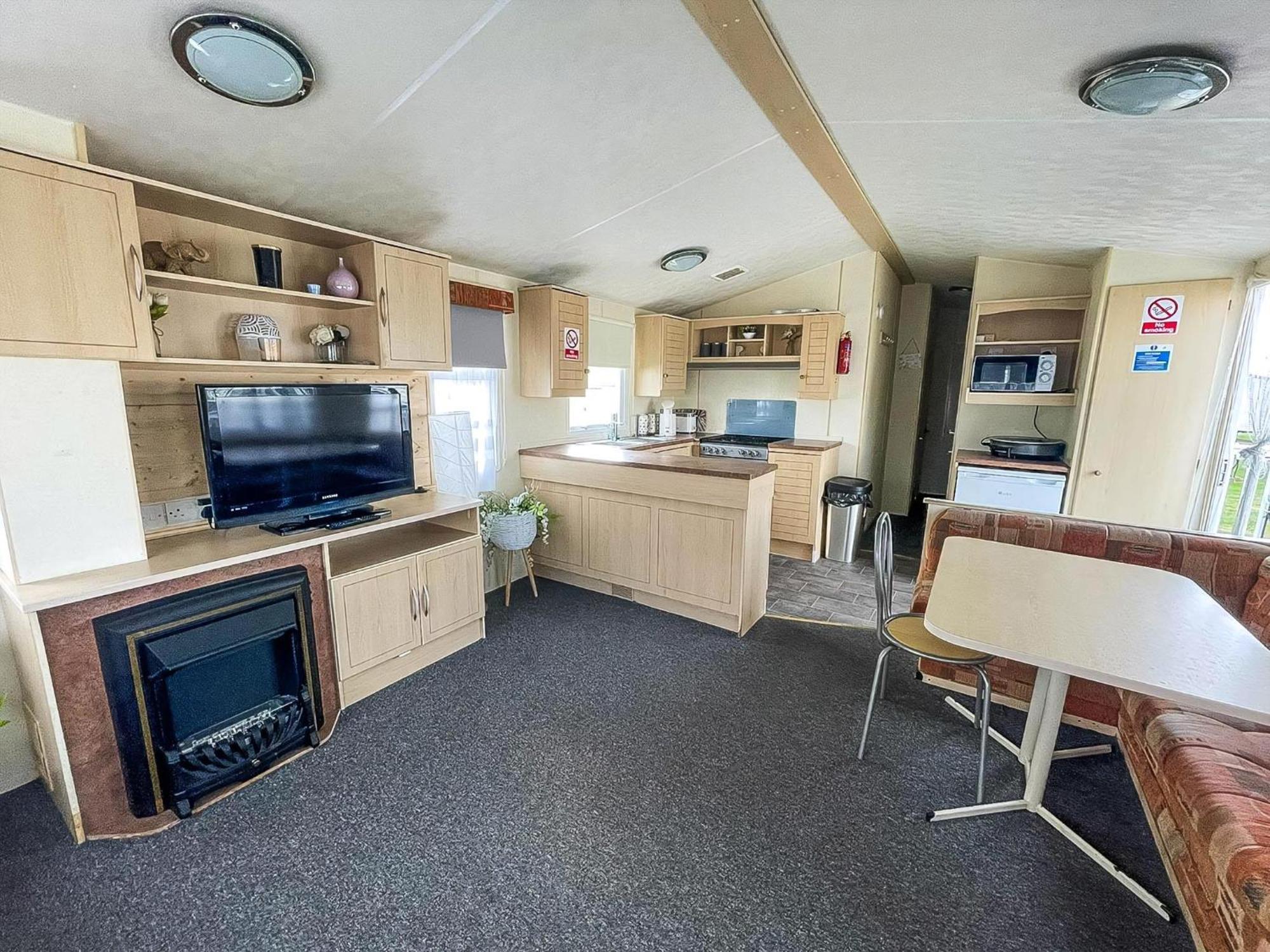 Caravan For Hire At St Osyth Beach Holiday Park In Essex Ref 28107Y Clacton-on-Sea Exterior photo