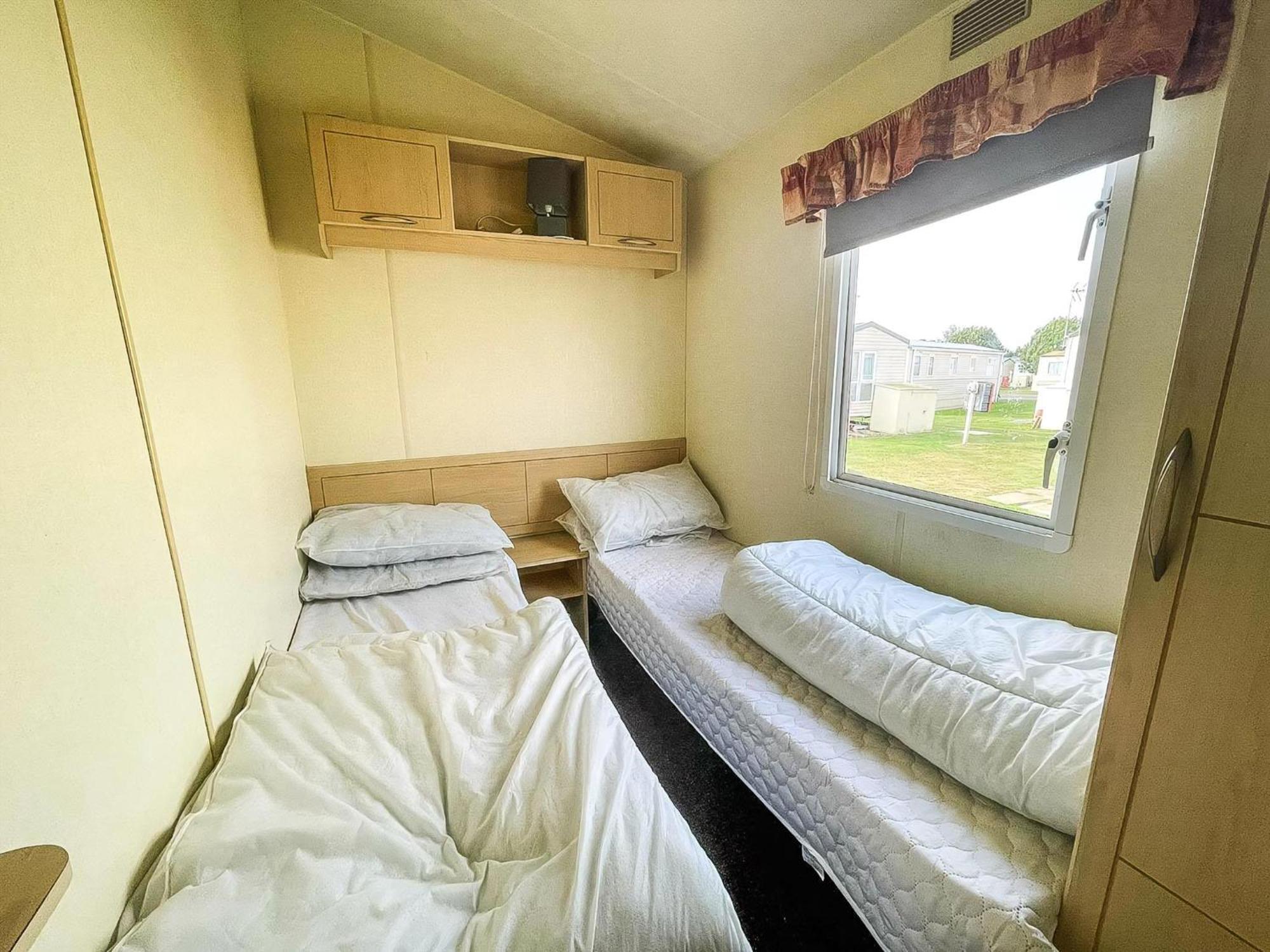 Caravan For Hire At St Osyth Beach Holiday Park In Essex Ref 28107Y Clacton-on-Sea Exterior photo