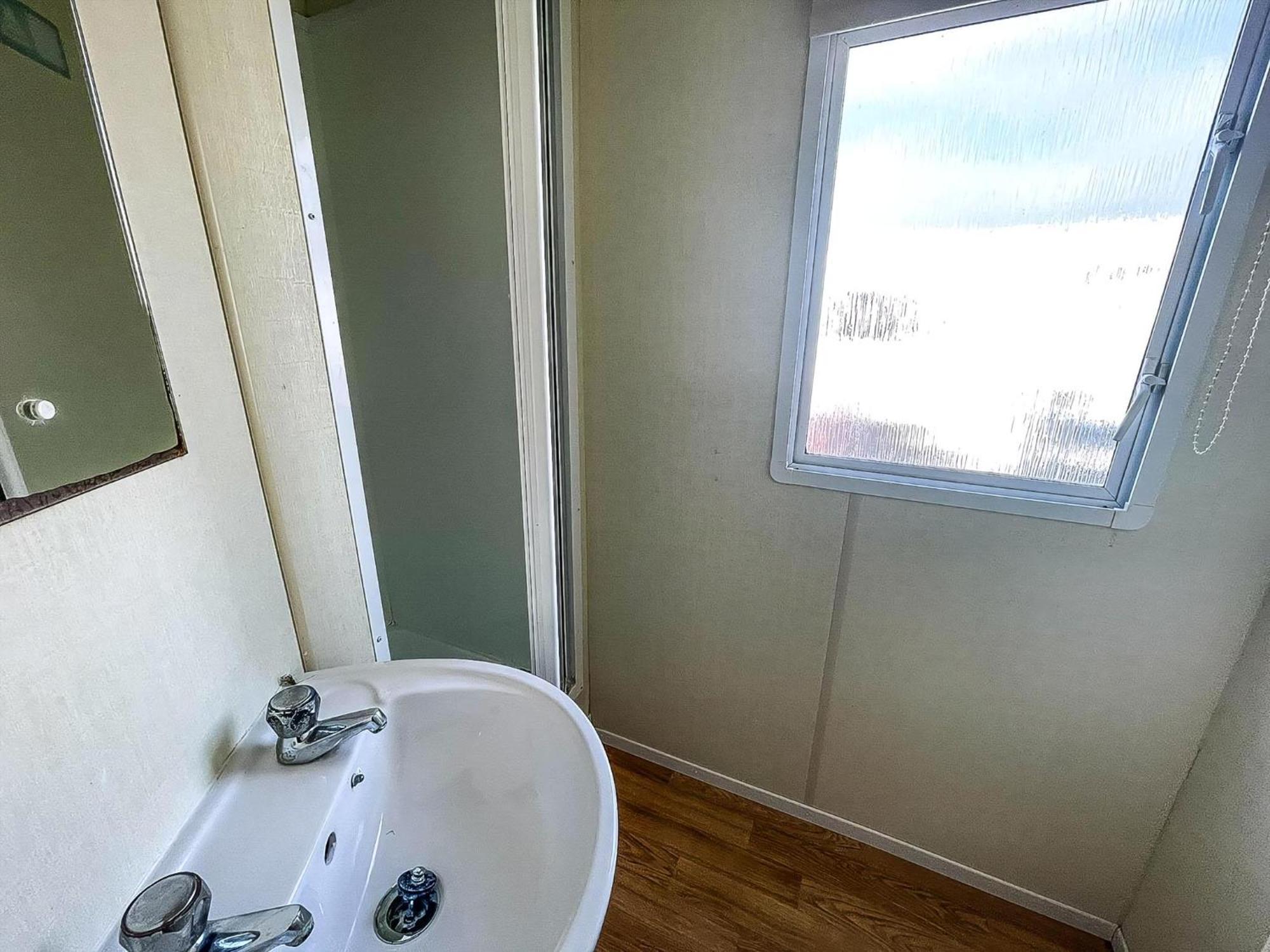 Caravan For Hire At St Osyth Beach Holiday Park In Essex Ref 28107Y Clacton-on-Sea Exterior photo