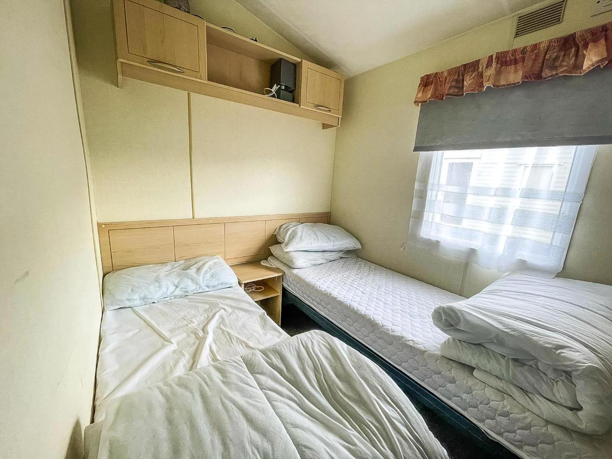 Caravan For Hire At St Osyth Beach Holiday Park In Essex Ref 28107Y Clacton-on-Sea Exterior photo